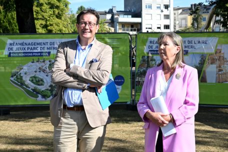 Schöffe Maurice Bauer und Bürgermeisterin Lydie Polfer stellen die neuen Spielplatz-Pläne vor