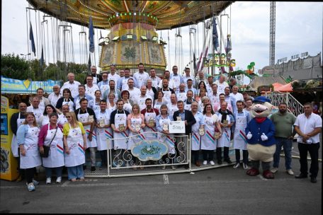 Schobermesse / Für den guten Zweck: Bürgermeisterinnen und Bürgermeister packen auf der „Fouer“ an