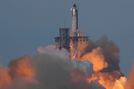 SpaceX / Riesen-Rakete Starship absolviert zehnten Testflug erfolgreich