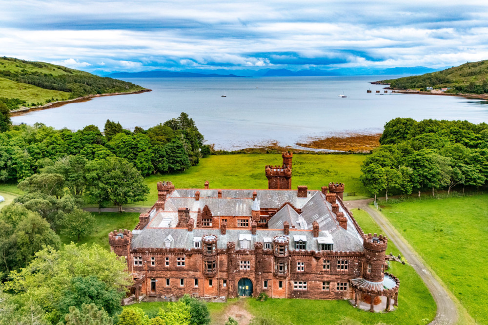 20 Zimmer, Bibliothek und Ballsaal / In Schottland bekommen Sie ein Luxusschloss zum Preis eines Appartements in Luxemburg