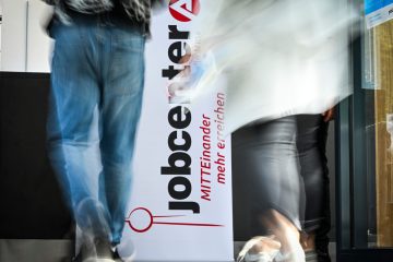 So hoch wie seit 15 Jahren nicht mehr / Zahl der Arbeitslosen in Deutschland steigt auf mehr als drei Millionen