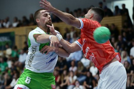 Der Supercup war hat umkämpft: Hier Red-Boys-Neuzugang Lucas Meyffret gegen Raphael Guden