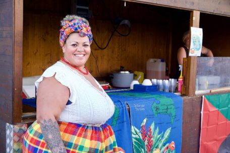Tamara Phaeton trägt die traditionelle „madrasse“ und repräsentiert stolz die Farben ihrer Herkunftsinsel Martinique