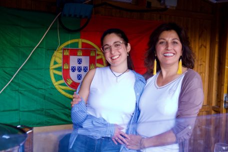 Paula Luis (r.) serviert Caldo Verde, eine portugiesische Suppe mit Kartoffeln, Grünkohl und Chouriço, die bei den Gästen großen Anklang findet
