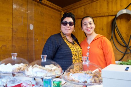 Nadia Driouach (l.) präsentiert marokkanische Kultur und setzt sich gleichzeitig für soziale Projekte ein