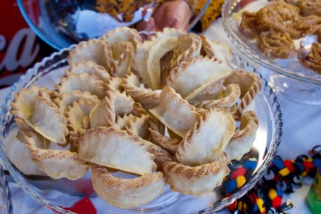 Die Gazellenhörnchen mit Mandelpaste sind ein traditionelles marokkanisches Dessert, das mit viel Sorgfalt von Hand gefertigt wurde