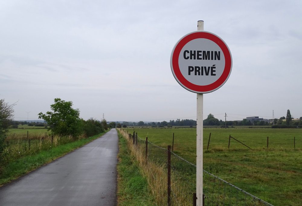 Kayl / Konflikt zwischen Bauern und Radfahrern: Syndikat errichtet Privatweg-Schilder auf Radroute