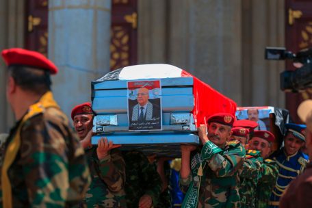 Jemen / Huthis greifen Öltanker im Roten Meer an – Trauerfeier für Regierungschef in Sanaa