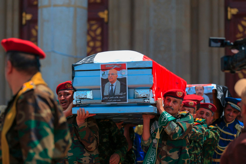 Jemen / Huthis greifen Öltanker im Roten Meer an – Trauerfeier für Regierungschef in Sanaa