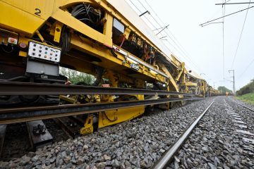 Fabrik auf Rädern / Der gigantische gelbe Zug aus den Alpen erneuert Luxemburgs Gleise im Rekordtempo