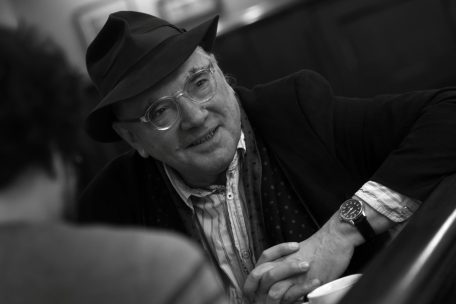 Critique littéraire / L’auteur luxembourgeois Nico Helminger révèle les fragments du monde dans „Geckegen Hunneg“