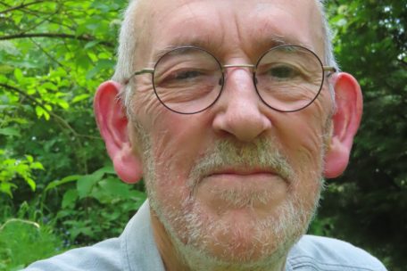 Guy Rewenig ist Schriftsteller. Sein aktuelles Buch im Binsfeld-Verlag heißt „Mir fällt ein Stein vom Herzen und zertrümmert meinen dicken Zeh. Miniaturen“.