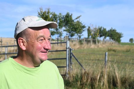 Landwirt Marc Koos vor seiner Weide