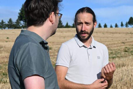 Unser Tageblatt-Reporter mit Agraringenieur Alessandro Collarini