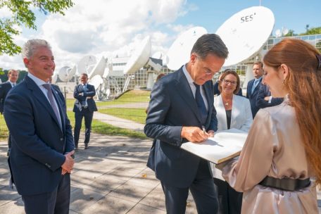 SES-Generaldirektor Adel Al Saleh, Mark Rutte und Verteidigungsministerin Yuriko Backes in Betzdorf