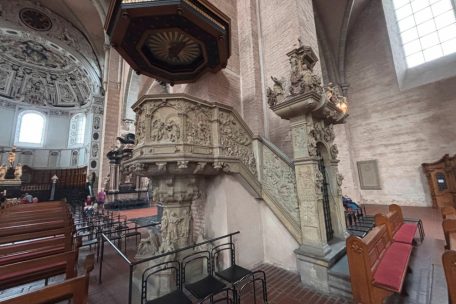 Die Kanzel im Trierer Dom steht ziemlich zentral. Trotzdem ist der Diebstahl nicht aufgefallen