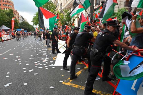 Radsport / Kein Sieger nach Pro-Palästina-Protesten: Vuelta-Eklat auf Etappe 11
