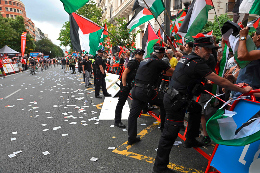 Radsport / Kein Sieger nach Pro-Palästina-Protesten: Vuelta-Eklat auf Etappe 11