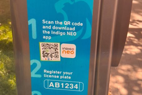 Der betrügerische Aufkleber verdeckt den echten QR-Code
