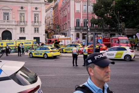 Polizisten und Rettungskräfte haben den Unfallort großräumig abgesperrt