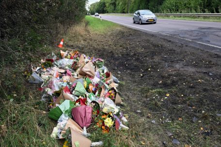 Blumen an der Nationalstraße / Große Anteilnahme für die fünf Opfer des N15-Crashs
