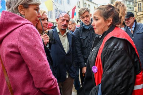 Die Oppositionsabgeordneten Sam Tanson, Taina Bofferding und Marc Baum (v.l.n.r.) teilen die Interpretation von OGBL-Gewerkschaftspräsidentin Nora Back (r.)