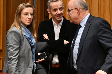 Carole Hartmann nahm die Regierung mit Georges Mischo (Mitte) in Schutz, Marc Spautz (r.) differenzierte von Fall zu Fall