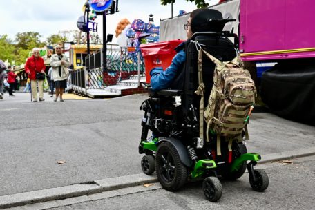 Abgesenkte Gehwege sind f&uuml;r David kein Problem