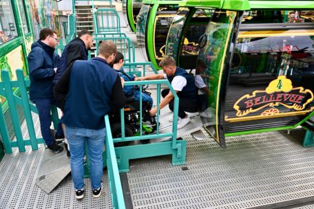 Mehrere Mitarbeiter helfen David in die Gondel&nbsp;