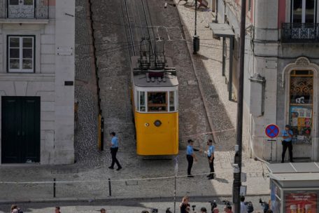 Menschen betrachten die entgleiste Standseilbahn in Lissabon