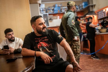 Kolumbianische Kämpfer der 13. Chartija-Brigade in ihrem Wohnhaus nahe Charkiw