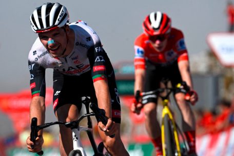 Vuelta / Almeida siegt am Angliru, Jungels von Demonstranten ausgebremst