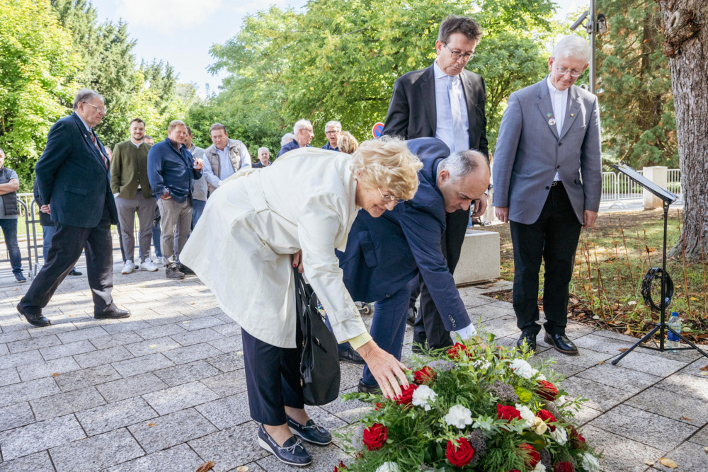 Luxemburg-Stadt / Blumen am Denkmal für Johann den Blinden niedergelegt
