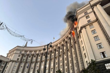 Erstmals Regierungsgebäude getroffen / Russland greift Ukraine mit Rekordzahl an Drohnen an
