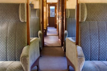 Im einen Waggon laden weiche Stoffsessel zum Träumen ein, im nächsten gibt es nur harte Holzbänke