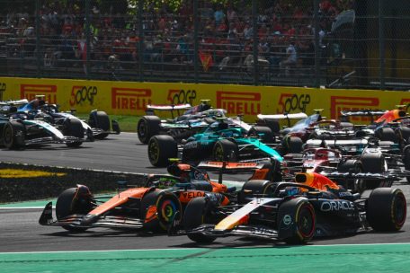 Kurze Aufregung nach dem Start: Verstappen fährt in der Schikane mehr oder weniger geradeaus