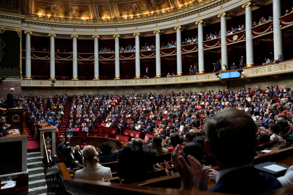 Parlament / Frankreichs Regierung droht bei Vertrauensfrage zu stürzen