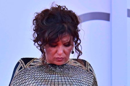 Die Regisseurin Kaouther Ben Hania hielt auf dem roten Teppich das Portr&auml;t der ermordeten Pal&auml;stinenserin Hind Rajab, die nur f&uuml;nf Jahre alt wurde