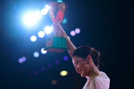 Pose wie auf dem Podium eines Formel1-Cups: Xin Zhilei erhielt die Coppa Volpi f&uuml;r ihre Schauspielleistung in &bdquo;Ri Gua Zhong Tian&ldquo; (The Sun Rises On Us All)
