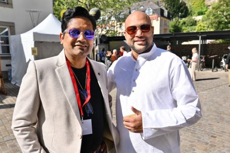 Raju Sati (l.) und Sahil Goel (r.) von der IAL freuen sich auf den Austausch mit den Expats – kleine Gaumenfreuden gibt es aus Rajus Restaurant: Mango-Lassi und kleine Samosa zum Probieren