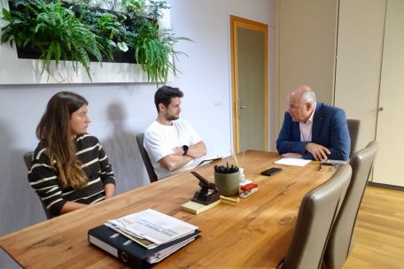 Tageblatt-Journalist Sidney Wiltgen und Praktikantin Ella Malano im Gespräch mit dem CSV-Fraktionsvorsitzenden Marc Spautz