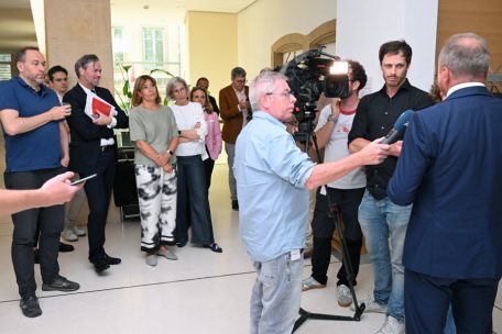 Unterbrechung der Mammutsitzung: Abgeordnete lauschen dem Pressestatement von Finanzminister Gilles Roth