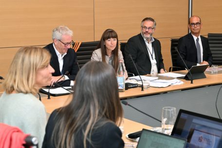 Sparkassen-Direktorin Françoise Thoma entschuldigt sich bei der Chamber