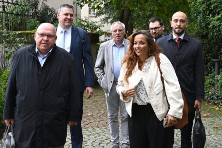 Patrick Dury (LCGB), Sylvain Hoffmann (CSL), Francis Lomel (LCGB), Nora Back (OGBL), Christophe Knebeler (LCGB) und David Angel (OGBL) am vergangenen Mittwoch vor der letzten Verhandlungsrunde mit der Regierung im Staatsministerium