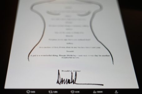 USA / Demokraten zeigen angebliche Trump-Geburtstagsnotiz an Epstein