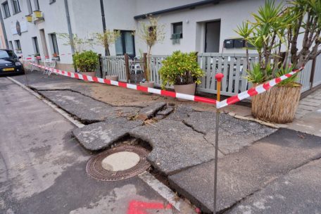 Direkt vor der Tür des Restaurants „Beim Nuddelskniwwler“ haben sich Bodenplatten aus dem Gehweg gehoben