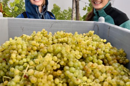 Editpress-Generaldirektorin Michelle Cloos und Winzerin Corinne Kox