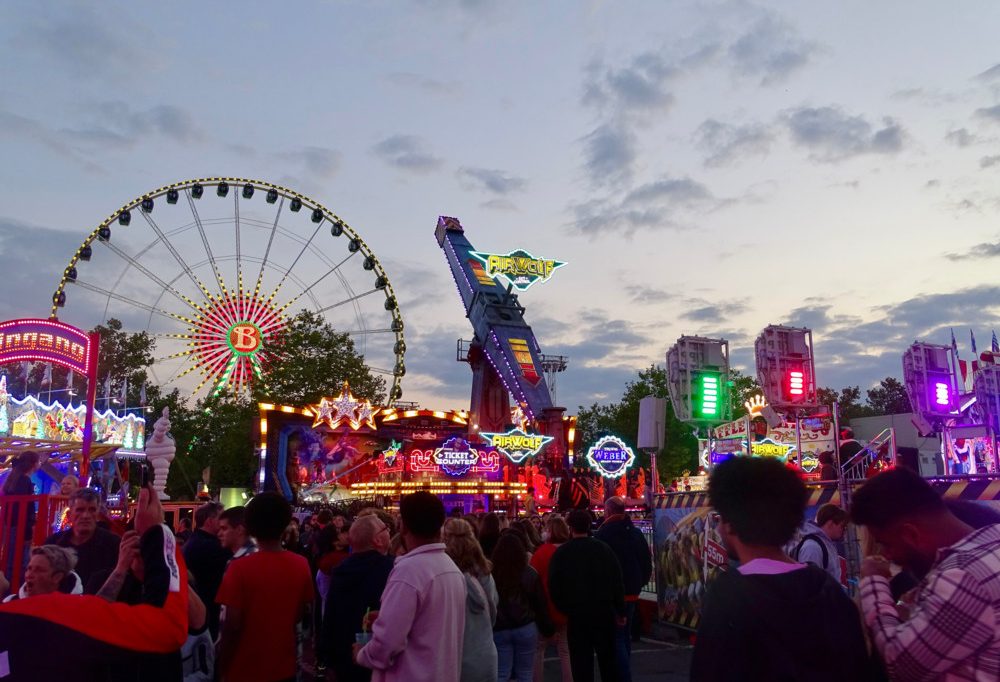 Finale auf dem Glacis / Die Schueberfouer verabschiedet sich mit Feuerwerk und Feierlaune bis 1 Uhr nachts
