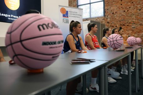 Am ersten Spieltag werden die Damenteams mit einem speziellen Ball spielen