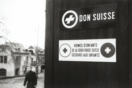 Das Foto zeigt eine Holzbaracke vermutlich in Diekirch für einen Kindergarten, wie sie im Rahmen des „Don Suisse“ geliefert wurden